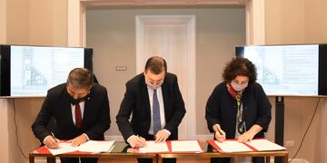 Firmaron un acta acuerdo de colaboración para la creación del Hospital Universitario de Clínicas en Santiago.