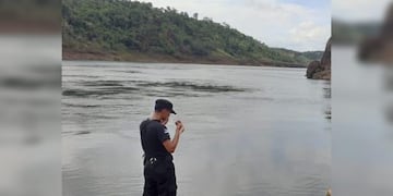 Macabro hallazgo en Puerto Iguazú: encontraron un cadáver humano con disparos y maniatado en el río Paraná.