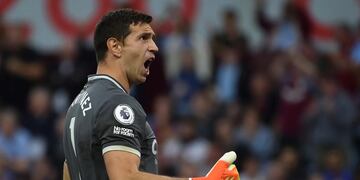 DIbu Martínez salvó al Aston Villa. (Foto: AP)