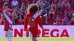 El homenaje del Bicho por los 48 años del debut de Maradona.