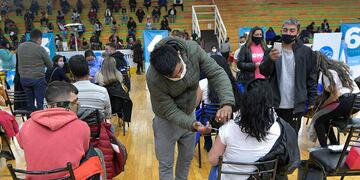 El Ministerio de Salud convocó para inscribirse y ser vacunados a todos los extranjeros residentes en Mendoza. Orlando Pelichotti/Los Andes