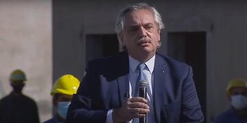 El presidente Alberto Fernández lanzó el Programa Reconstruir con un evento en el partido bonaerense de Ensenada. (Captura)