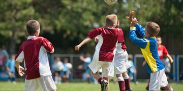 Se oficializó la prohibición de cabecear en el fútbol infantil de Rosario.