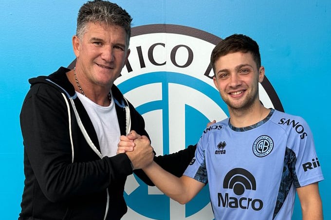 "Nacho" Tapia junto al presidente Artime, tras renovar su contrato. (Prensa Belgrano).