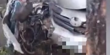 Impactante accidente vial en San Vicente: un conductor chocó de frente contra un árbol.