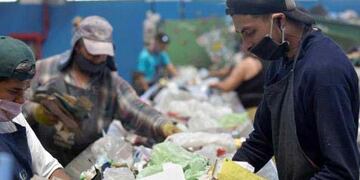 Centro verde. Integrantes de la cooperativa Milagros para los Niños separan el material una vez que bajó de la tolva hacia las cintas. (Ramiro Pereyra/La Voz)