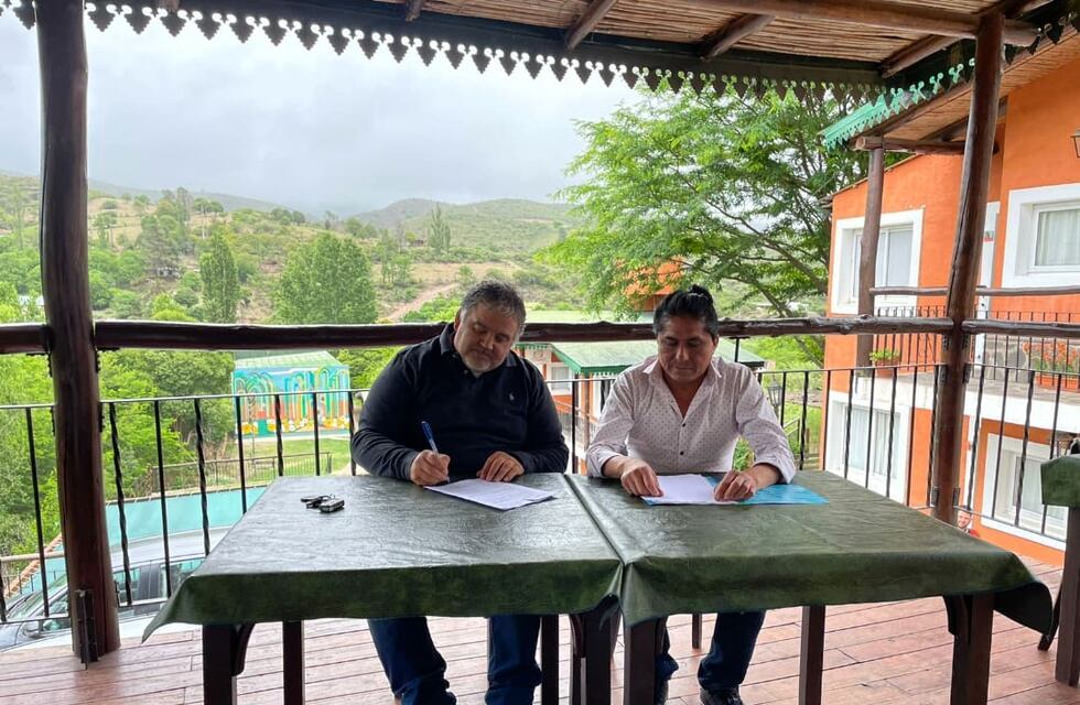 Firmaron un convenio para la construcción de un camino que una Ambato y Pomán a través de Las Juntas