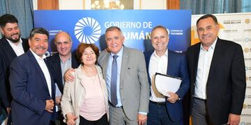 Osvaldo Jaldo tras la firma del acta por el inicio de obra que abarcará la construcción de 297 viviendas.