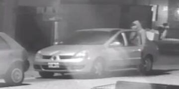 Una de las imágenes del robo al auto de Iván Viotti