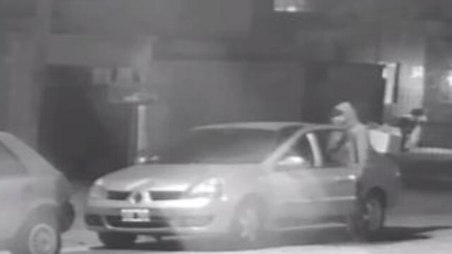 Una de las imágenes del robo al auto de Iván Viotti