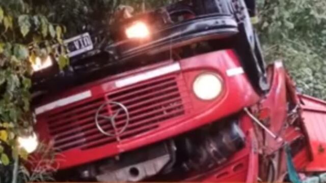 Volcó un camión con mercaderías sobre Ruta Nacional N°12 Foto: Radio Iguazu