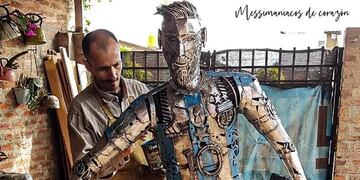 Un chaqueño hizo una escultura de Messi con chatarra.