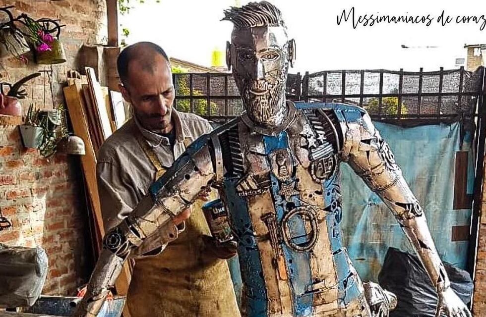 Construyó una escultura de Lionel Messi con chatarra en Chaco