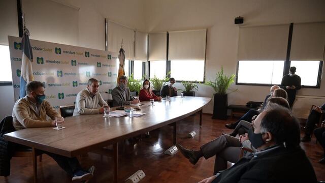 El Ministro de Economía, Enrique Vaquié junto al intendente Ulpiano Suarez presentaron Mendoza Activa 2 a los diferentes sectores empresariales de la provincia. Gentileza