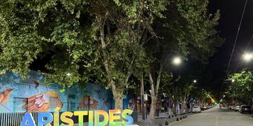 Inspectores de la Municipalidad de la Ciudad de Mendoza realizaron multas a varios bares y rstaurantes de calle Arítides por incumplir las normas restrictivas sanitarias. Gentileza MCM