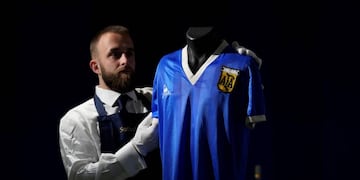Subastaron la camiseta de Diego Maradona en Londres. Cuál fue la única oferta que recibió.