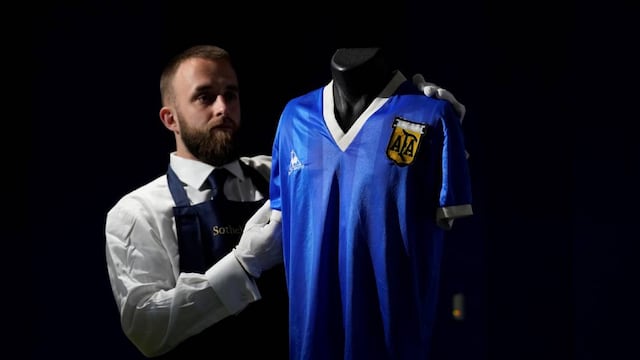 Subastaron la camiseta de Diego Maradona en Londres. Cuál fue la única oferta que recibió.