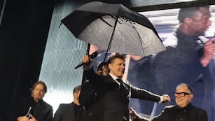 Luis Miguel cantó 1 hora y 10 minutos bajo la lluvia y las fanáticas en Córdoba denunciaron estafa.