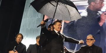 Luis Miguel cantó 1 hora y 10 minutos bajo la lluvia y las fanáticas en Córdoba denunciaron estafa.