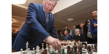 Anatoli Kárpov sufrió un accidente doméstico y su salud se encuentra delicada.