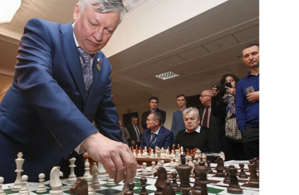 Anatoli Kárpov, excampeón mundial de ajedrez, sufrió un accidente doméstico y su salud es muy delicada