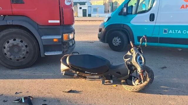 Siniestro vial. Un motociclista falleció tras chocar contra un camión (Policía).