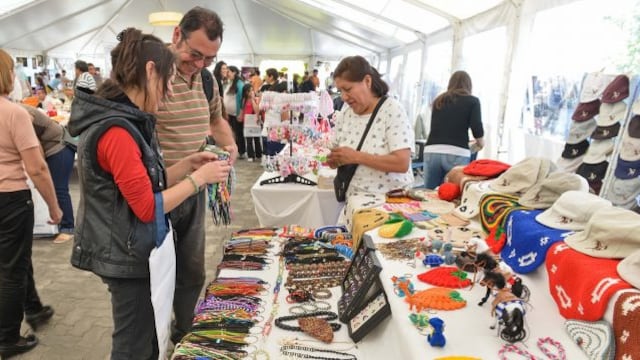 Ya se puede disfrutar de la Feria de Artesanos en el Rosedal.