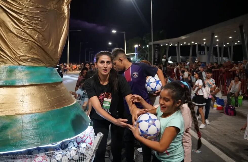 Fiesta del Sol: la locura mundialista de los sanjuaninos por robarse pelotas de un carruaje