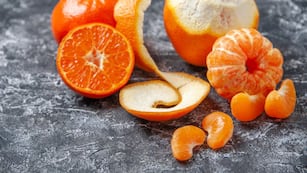 Para qué sirve mezclar cáscaras de mandarina con vinagre: el truco casero que pocos conocen