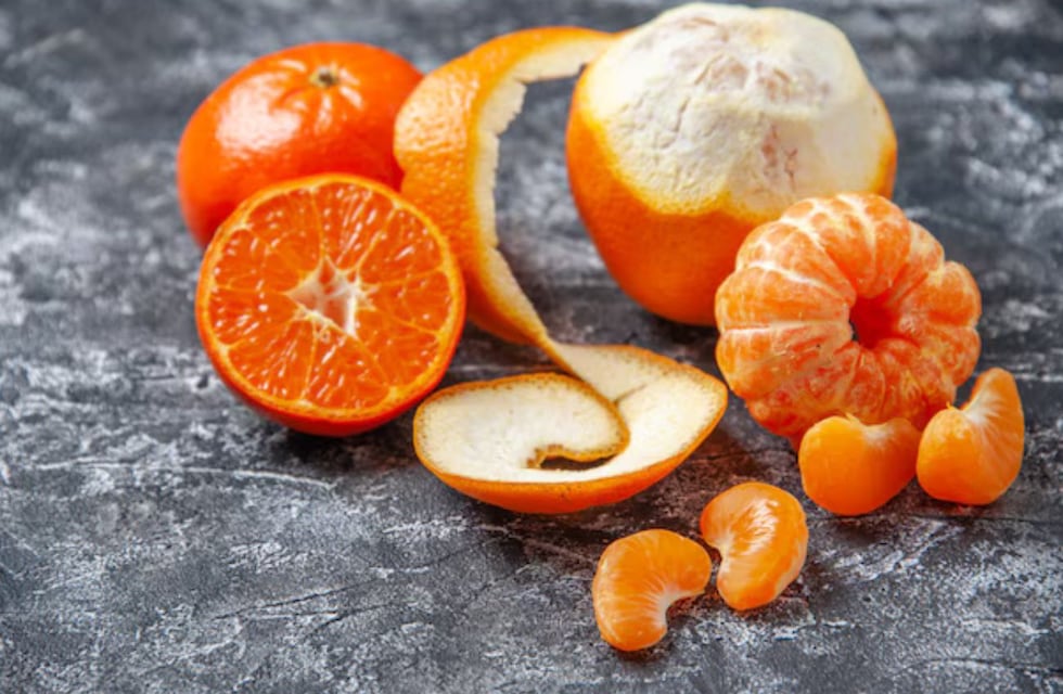 Para qué sirve mezclar cáscaras de mandarina con vinagre: el truco casero que pocos conocen