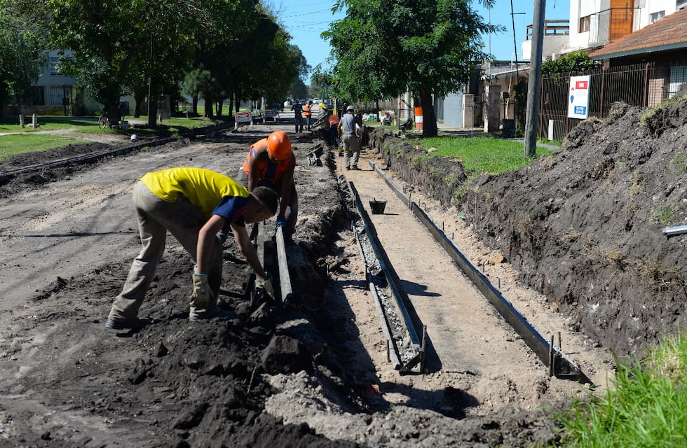 El Municipio continúa las obras de cordón cuneta y pavimento en barrios