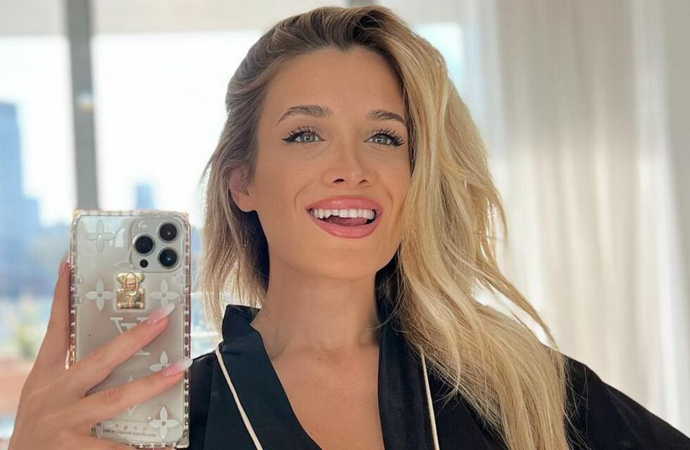 Camila Homs deslumbró con un delicado conjunto de lencería negra y portaligas