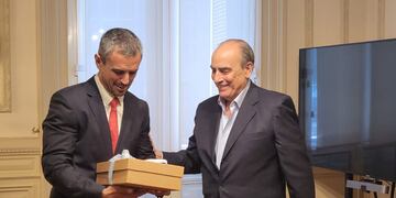 El ministro Guillermo Francos le entregó a Martín Menem una copia de la "ley ómnibus". Foto: HCDN
