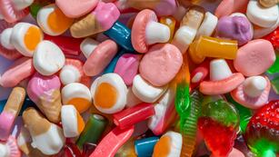 Una usuaria de TikTok mostró cómo hacer gomitas caseras.