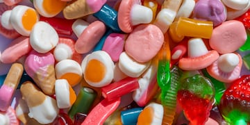 Una usuaria de TikTok mostró cómo hacer gomitas caseras.