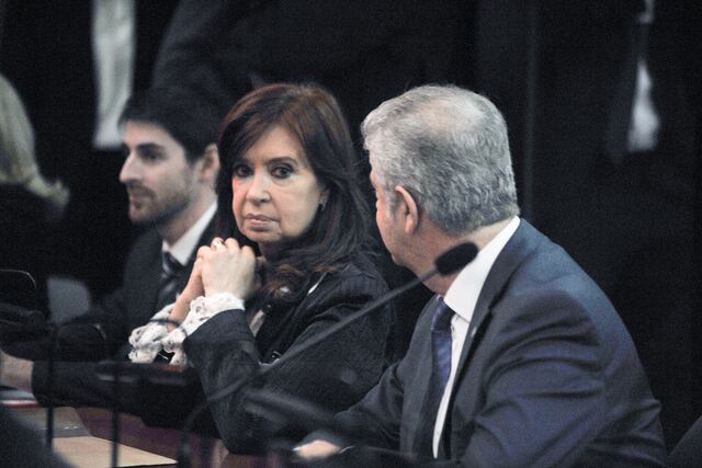Cristina Fernández De Kirchner en el primer día del Juicio de la Causa Vialidad junto a su abogado Carlos Beraldi.