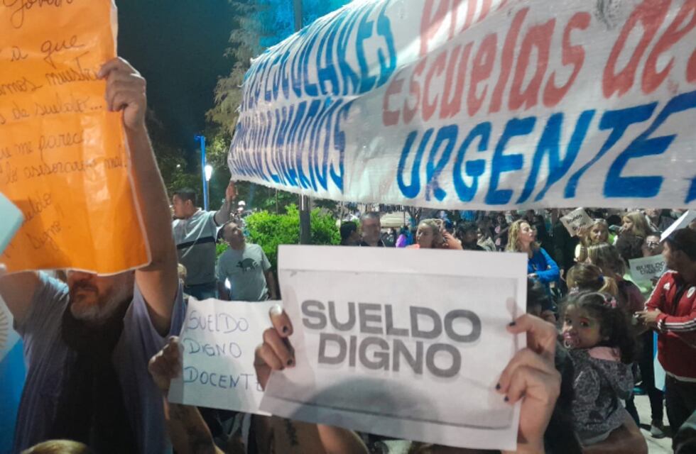 Videos: docentes de San Juan cortaron el acceso a un complejo minero y denunciaron persecuciones policiales