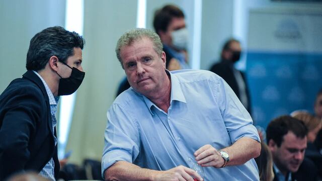 El diputado Gerardo Milman, de camisa celeste. Foto: Federico López Claro / Clarín.