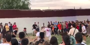 Escandalosa fiesta de Navidad en San Martín: jóvenes terminaron a las trompadas y botellazos