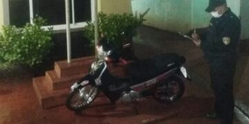 Terminaron detenidos por realizar maniobras peligrosas con una motocicleta.