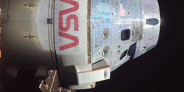 La cápsula Orión, diseñada y fabricada por Lockeed Martin Space, durante su viaje a la Luna. La imagen fue tomada desde uno de sus paneles solares.