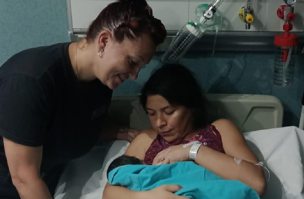 Bahía Blanca: mujer policía salva la vida a una beba durante un parto