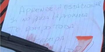 Estacionó frente a una cochera y el dueño de la casa le dejó un cartel.
