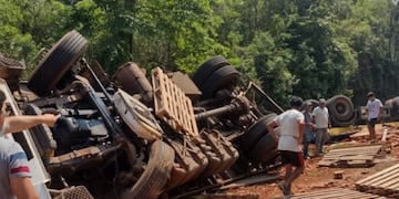 Jardín América: un camión que transportaba ladrillos despistó y volcó su carga sobre la ruta.