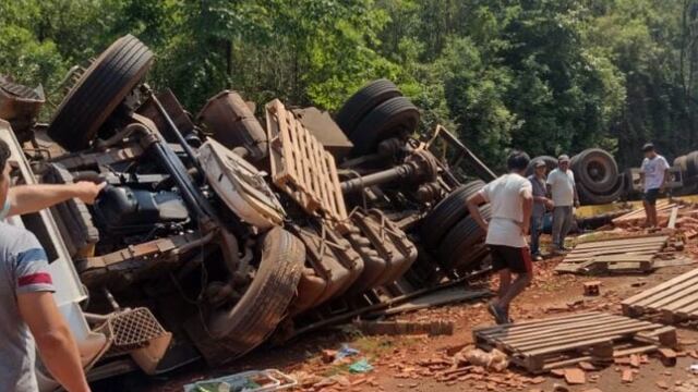 Jardín América: un camión que transportaba ladrillos despistó y volcó su carga sobre la ruta.