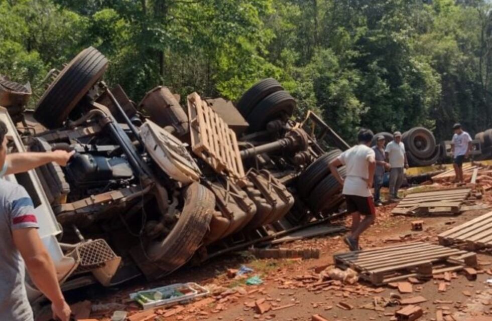 Jardín América: un camión que transportaba ladrillos despistó y volcó su carga sobre la ruta
