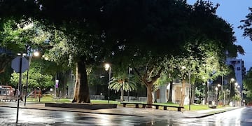La jornada arrancó con el cielo cubierto y neblina.