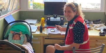 Daniela ayuda en el combate del fuego mientras cambia pañales. Ejemplo de vocación y amor.