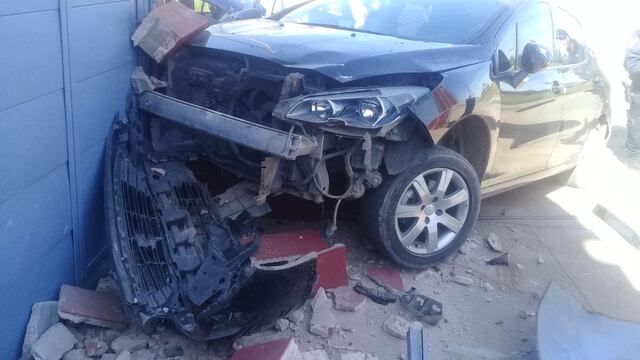 Robaron una carnicería, huyeron, chocaron, fueron detenidos. (Fotos Policía de Córdoba)