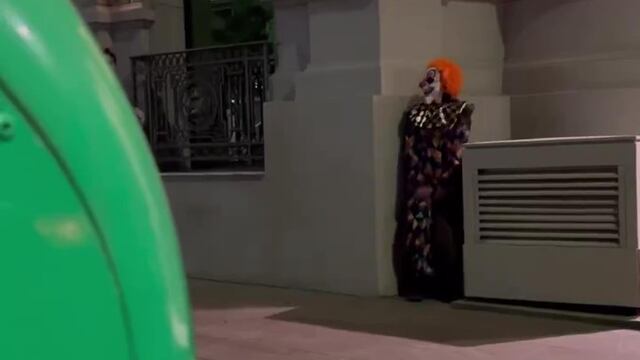 Una persona disfrazada de payaso aterrorizó a los peatones en Nueva Córdoba.